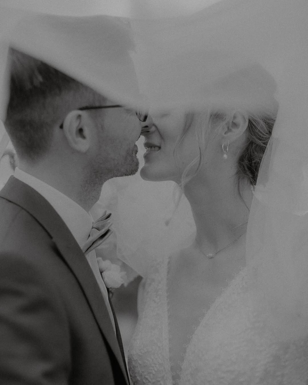 Hochzeitspaar vor Kuss