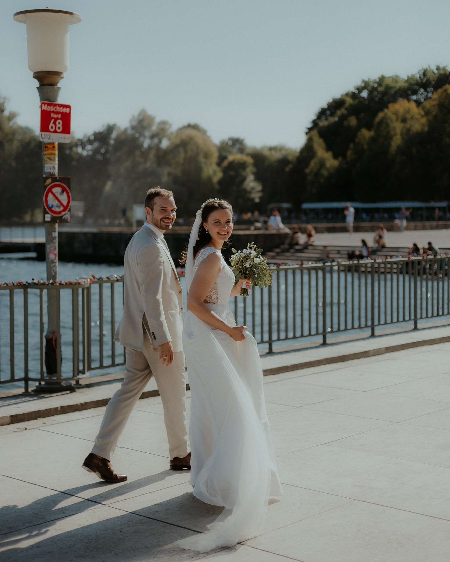 Hochzeitspaar auf Brücke