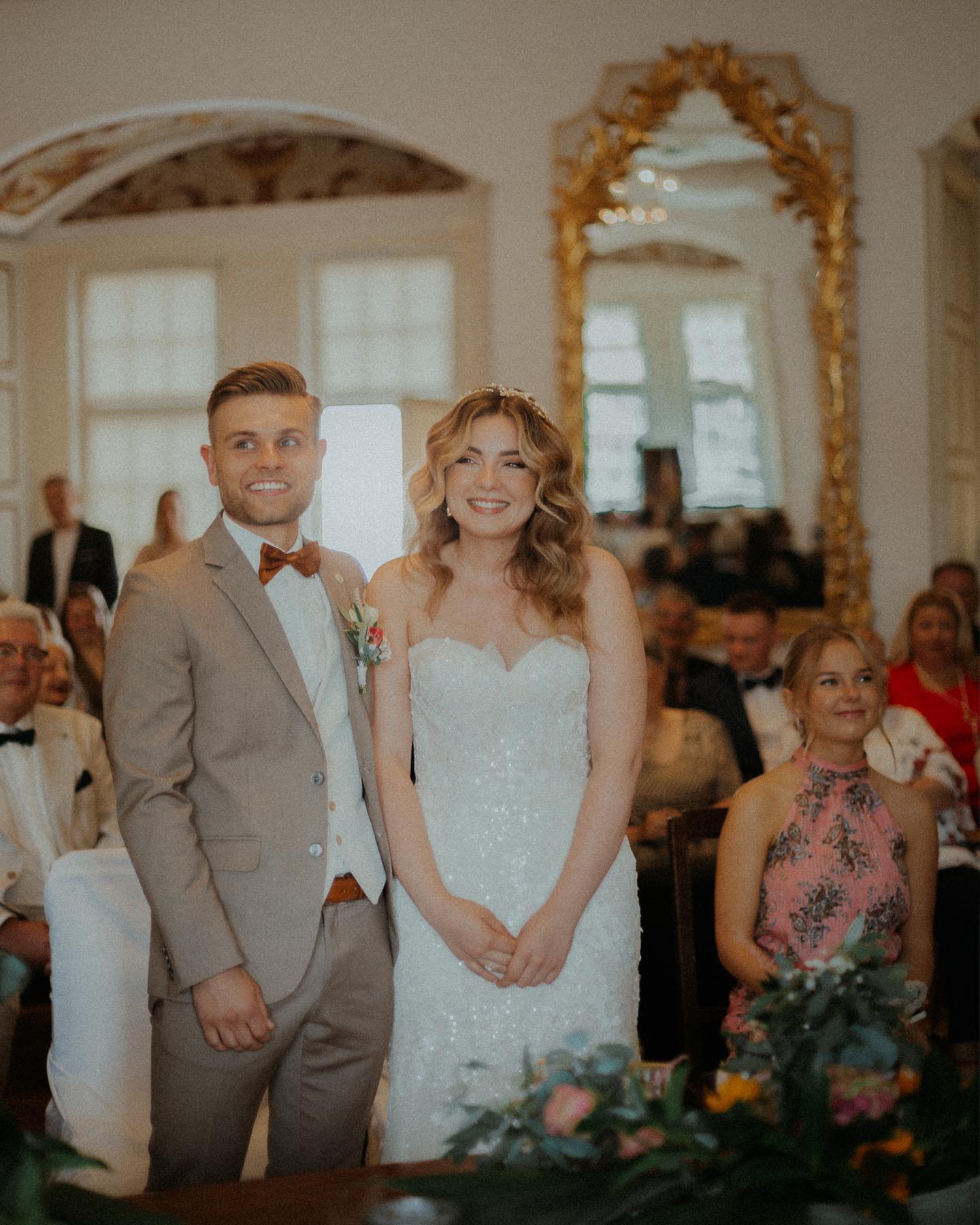 Hochzeitspaar im Trausaal
