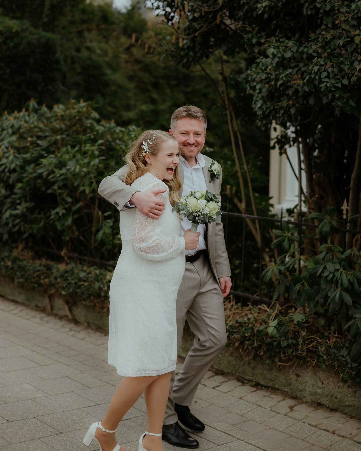 Hochzeitspaar lachend